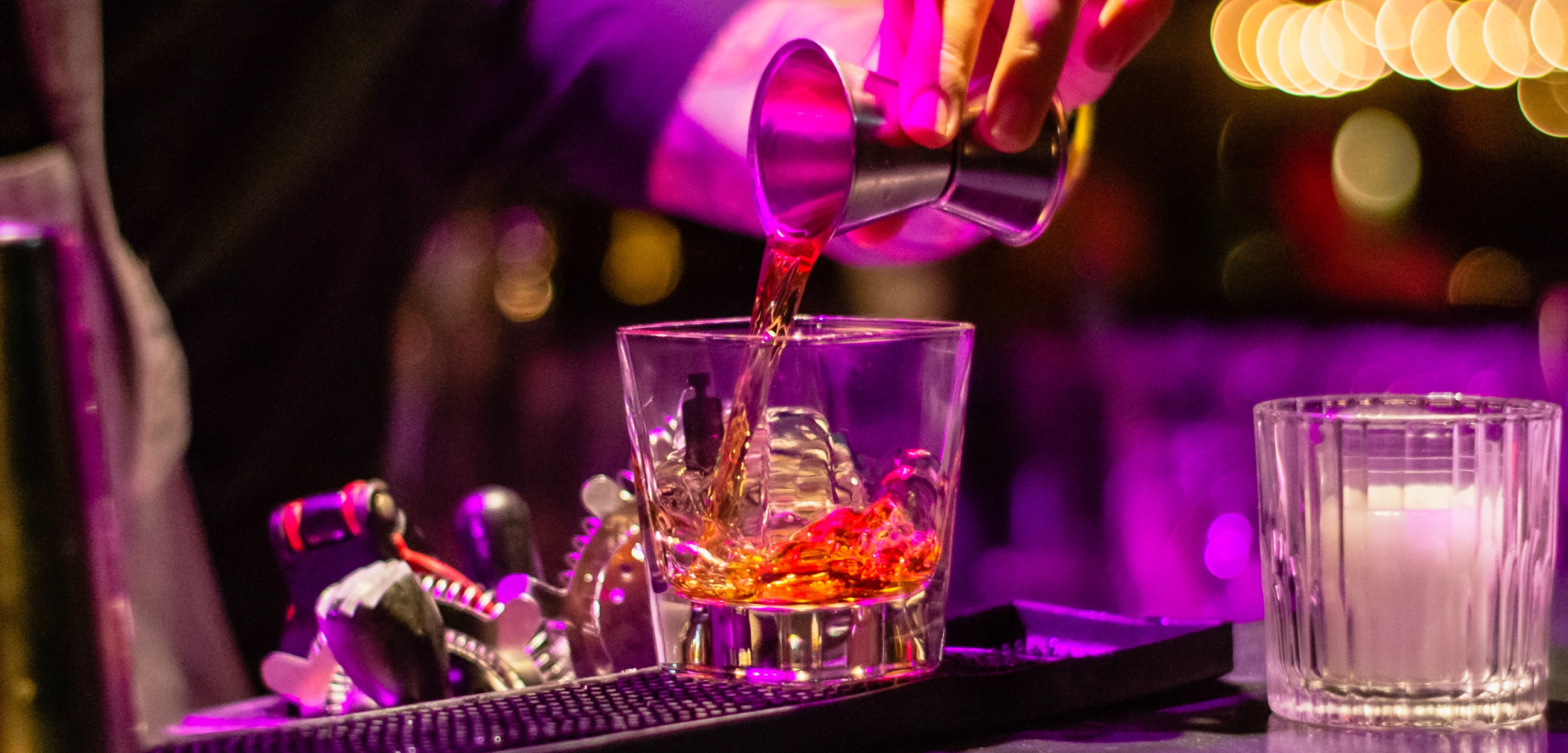 Looking for the best bars in Chelsea? We have a list of some of the most popular and buzzing bars and nightclubs London has to offer. Click to discover more.